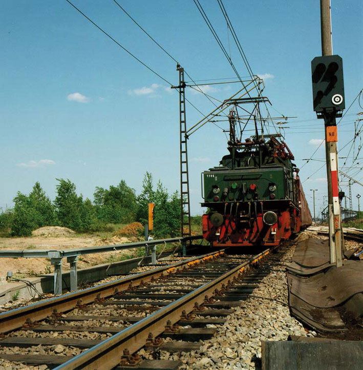 <p>B&aacute;scula de FFCC para pesaje de vagones ubicada en v&iacute;a de circulaci&oacute;n.</p>
