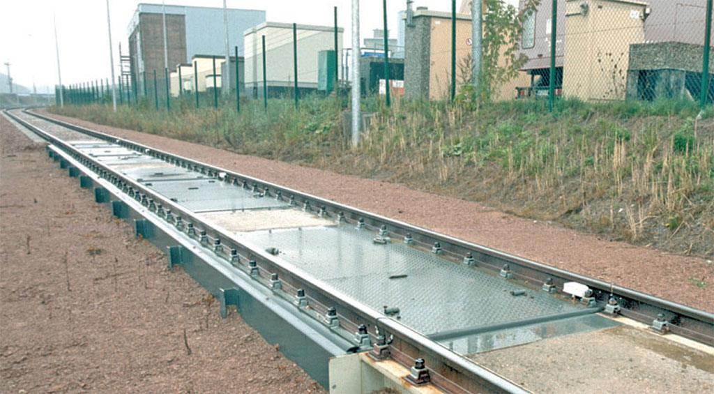 <p>B&aacute;scula de FFCC para pesaje de vagones en formato compuesto (doble plataforma de pesaje)</p>
