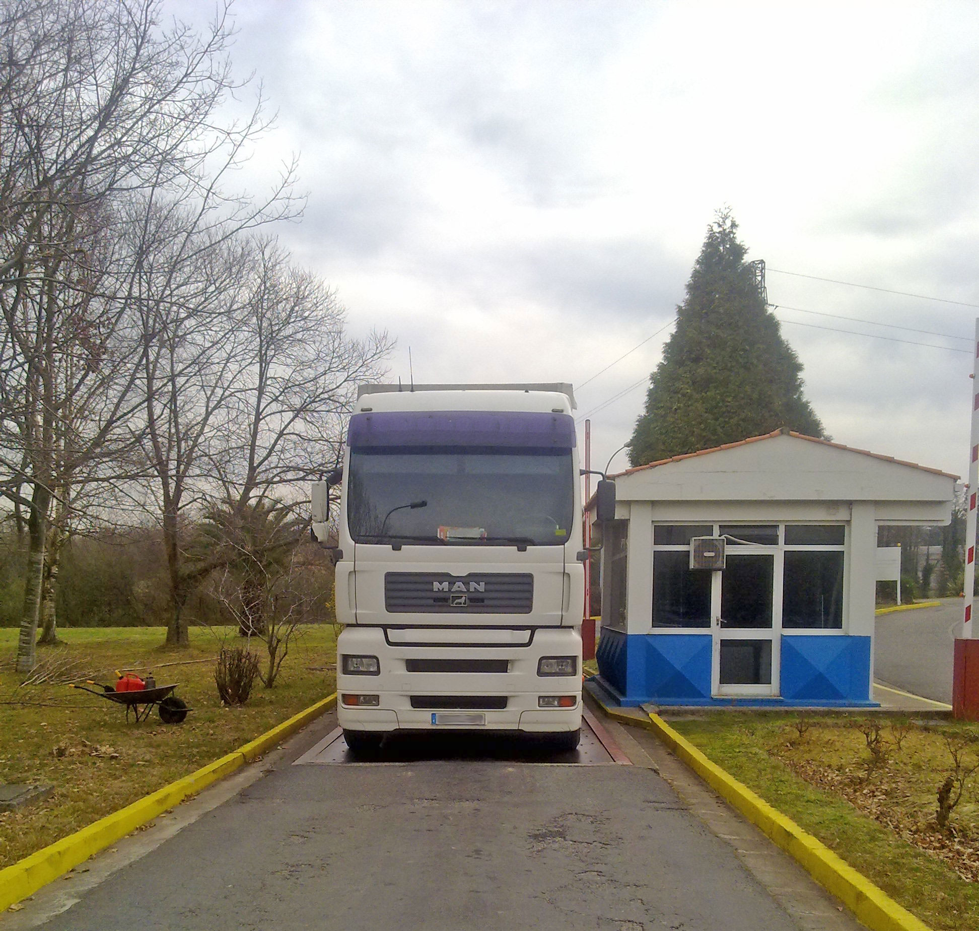 <p>B&aacute;scula de gran alcance para el pesaje de camiones ejecuci&oacute;n con acabado a ras de suelo.</p>
