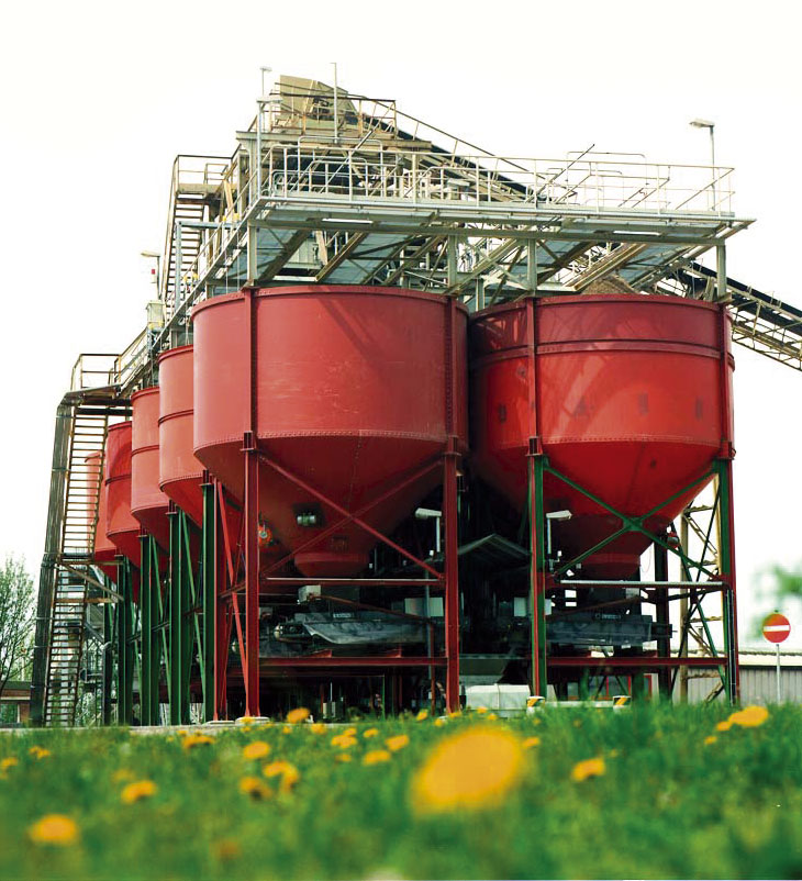 <p>Batería de silos con materiales para mezclar de diferentes densidades</p>
