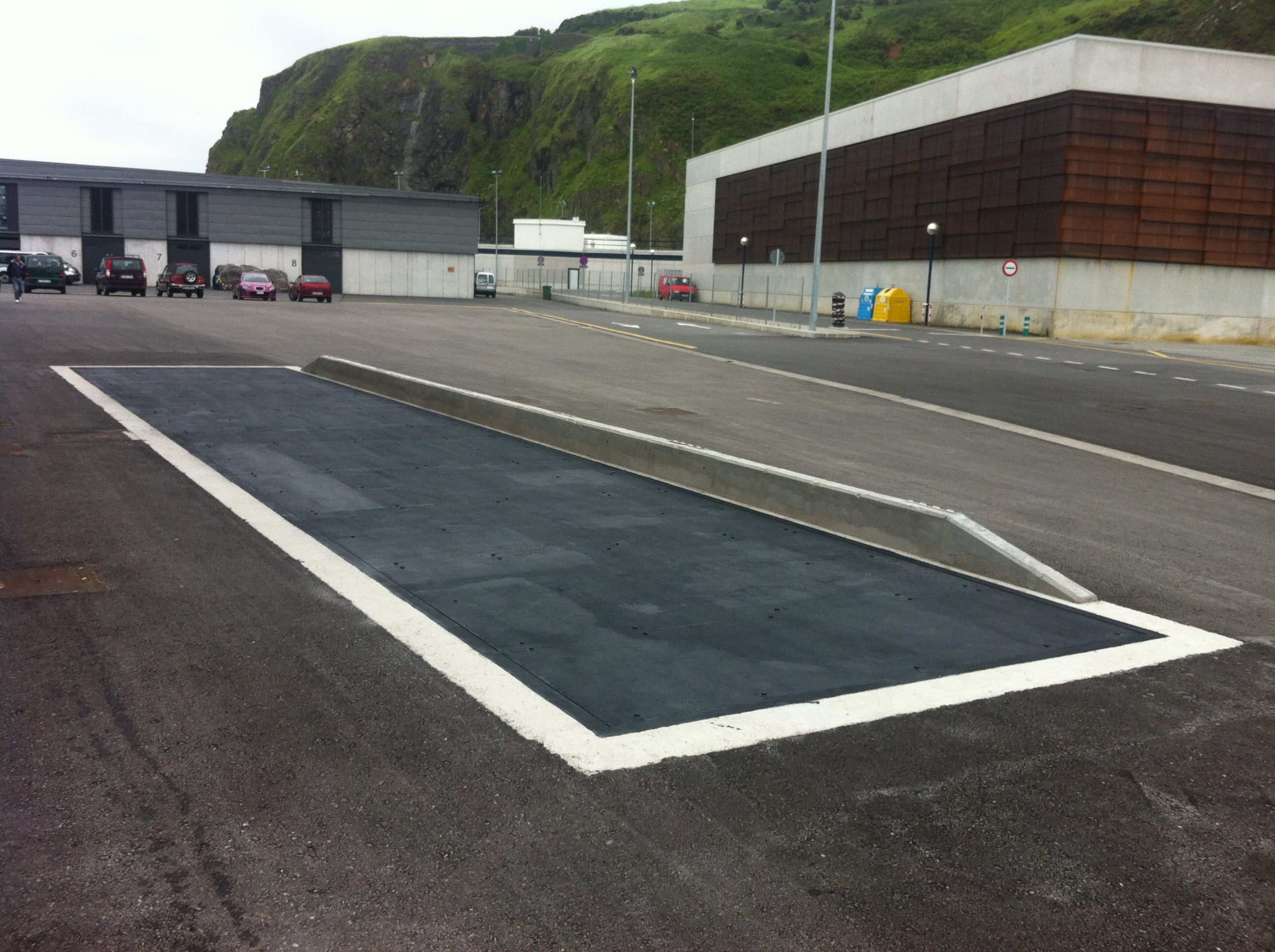 <p>B&aacute;scula de gran alcance para pesaje de veh&iacute;culos acabado a ras de suelo.&nbsp;</p>
