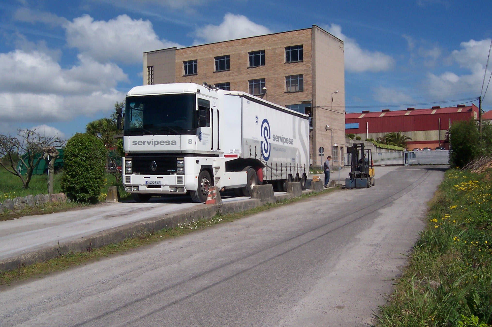 <p>B&aacute;scula de gran alcance para el pesaje de camiones. Ejecuci&oacute;n semi-empotrada</p>
